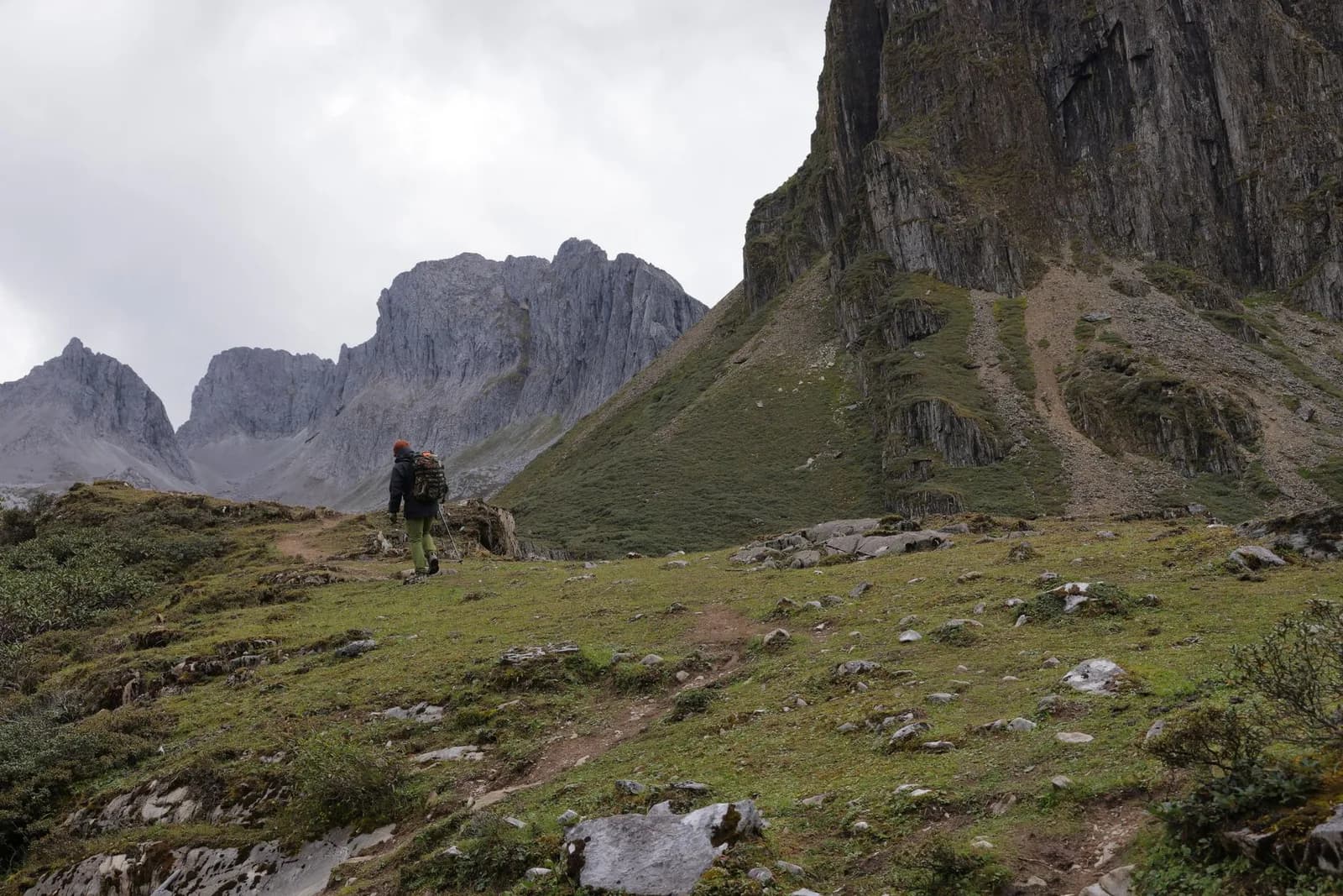Trekking Yên Tử nên ăn mặc thế nào khi đi qua khu vực thờ tự