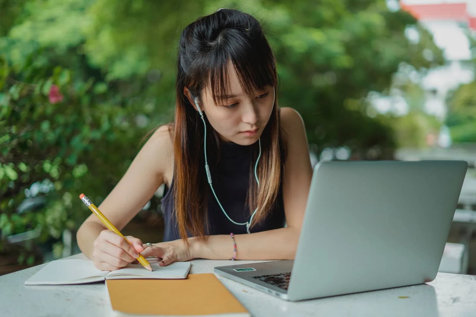 Tư Vấn Chọn Laptop Cho Sinh Viên Học Online: Như Nào Là Cần Thiết?