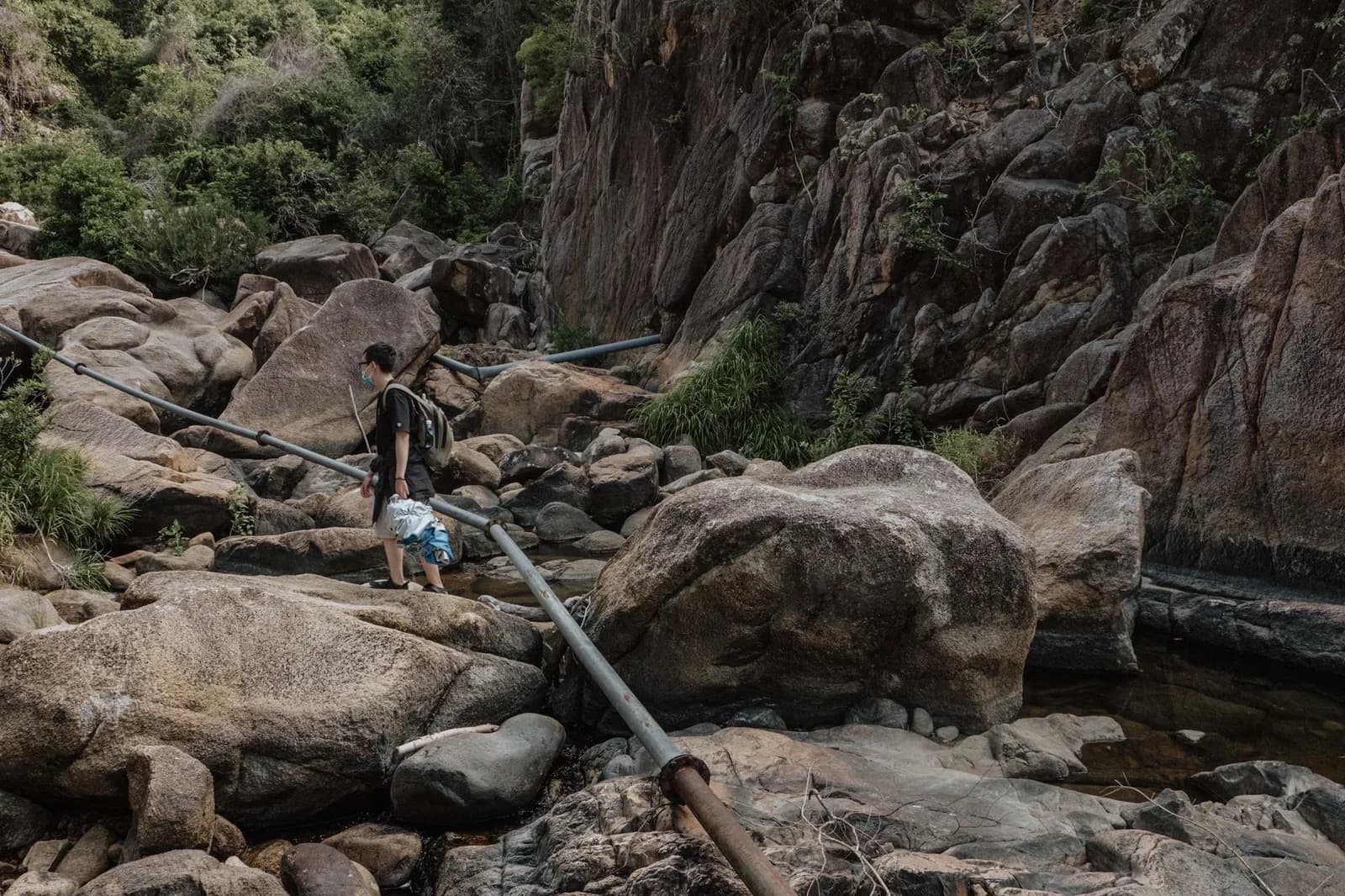 Người mới nên chọn đường mòn hay đường suối khi trekking Hàm Lợn