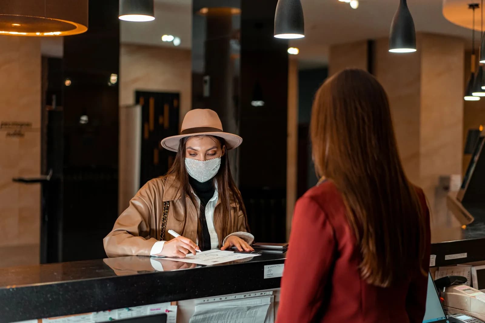 Khách Nước Ngoài Và Khách Việt: Quy Định Lưu Trú Khác Nhau Thế Nào?