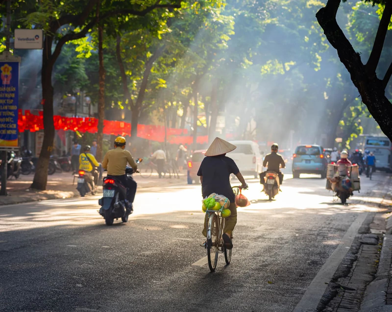 Một buổi cà phê sáng mùa thu ở Hà Nội thường tốn bao nhiêu tiền