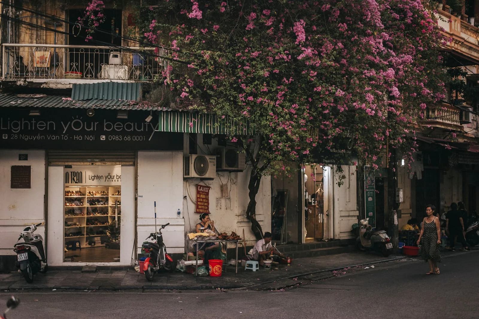 Du Khách Nước Ngoài Cần Biết Gì Trước Khi Thử Cà Phê Vỉa Hè Hà Nội?