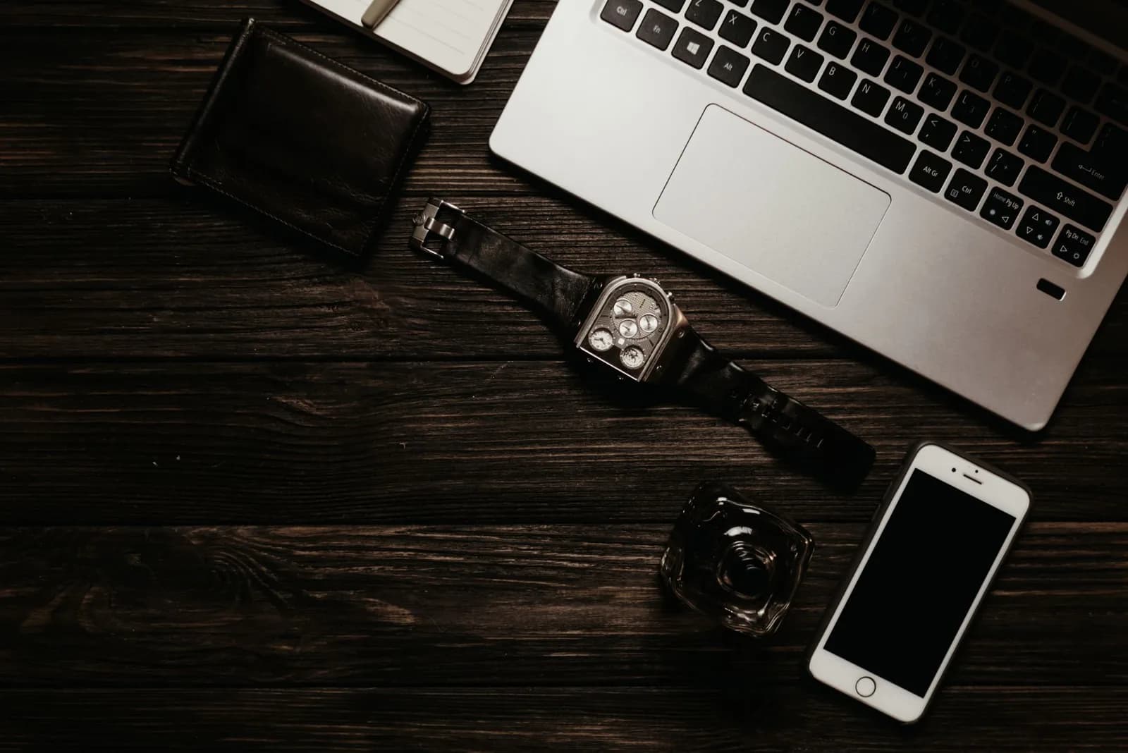 Ví Hay Nước Hoa: Đâu Là Món Quà Phù Hợp Cho Bạn Trai Chỉn Chu?
