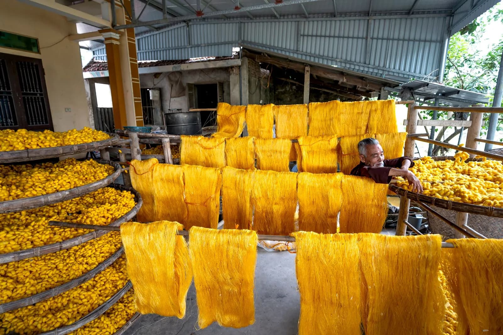 Cách nhận biết áo lụa Hà Đông dệt từ tơ tằm thật