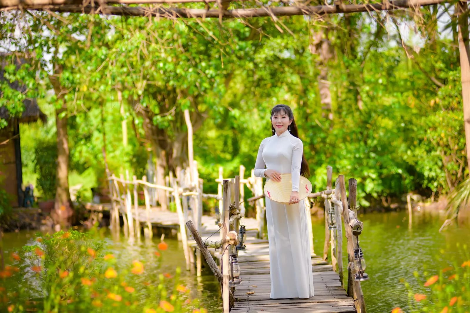 Áo dài lụa Hà Đông khác áo dài gấm như thế nào khi mặc mùa hè