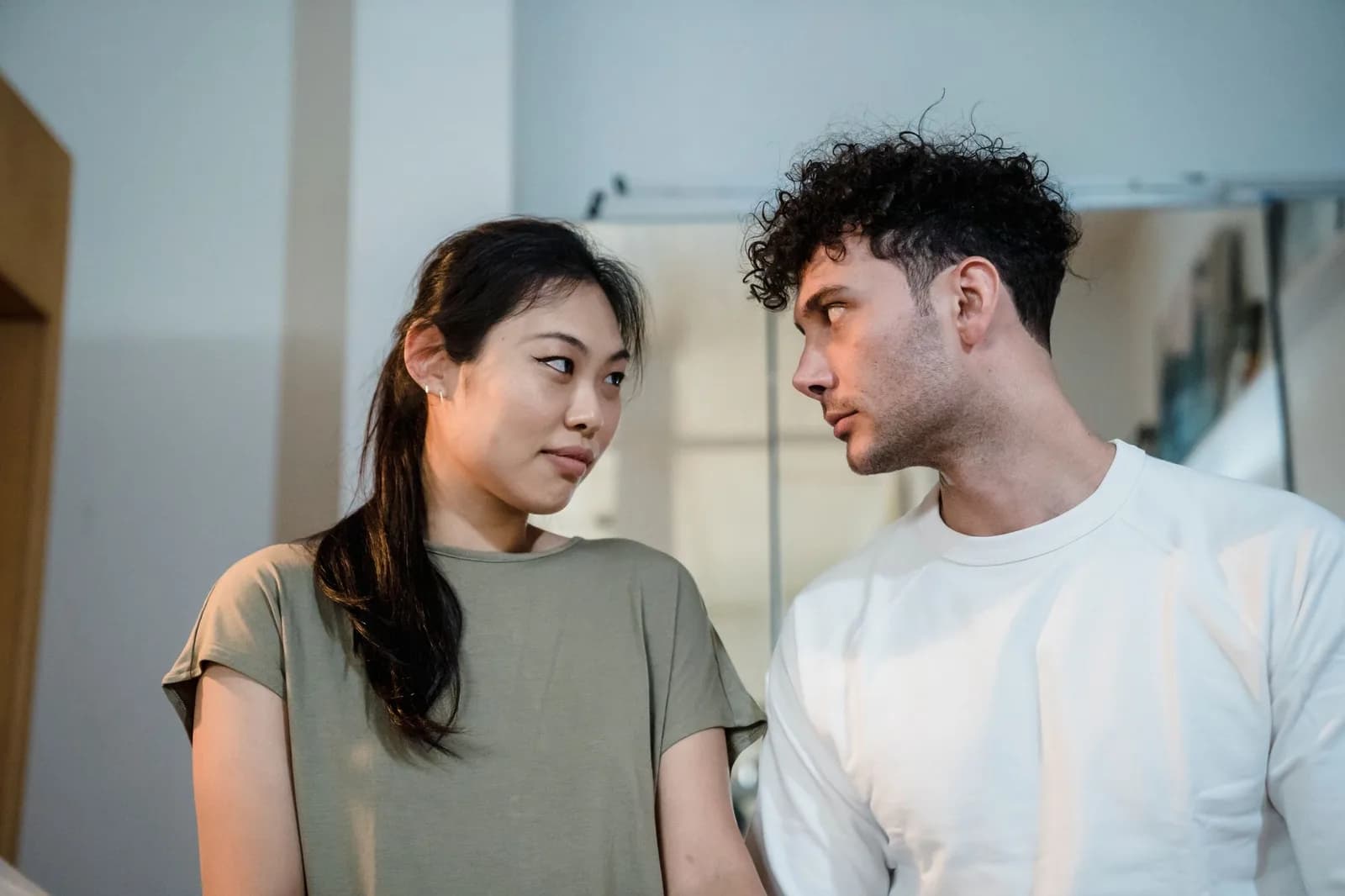 Thỏa hiệp và hy sinh bản thân trong tình yêu khác nhau thế nào