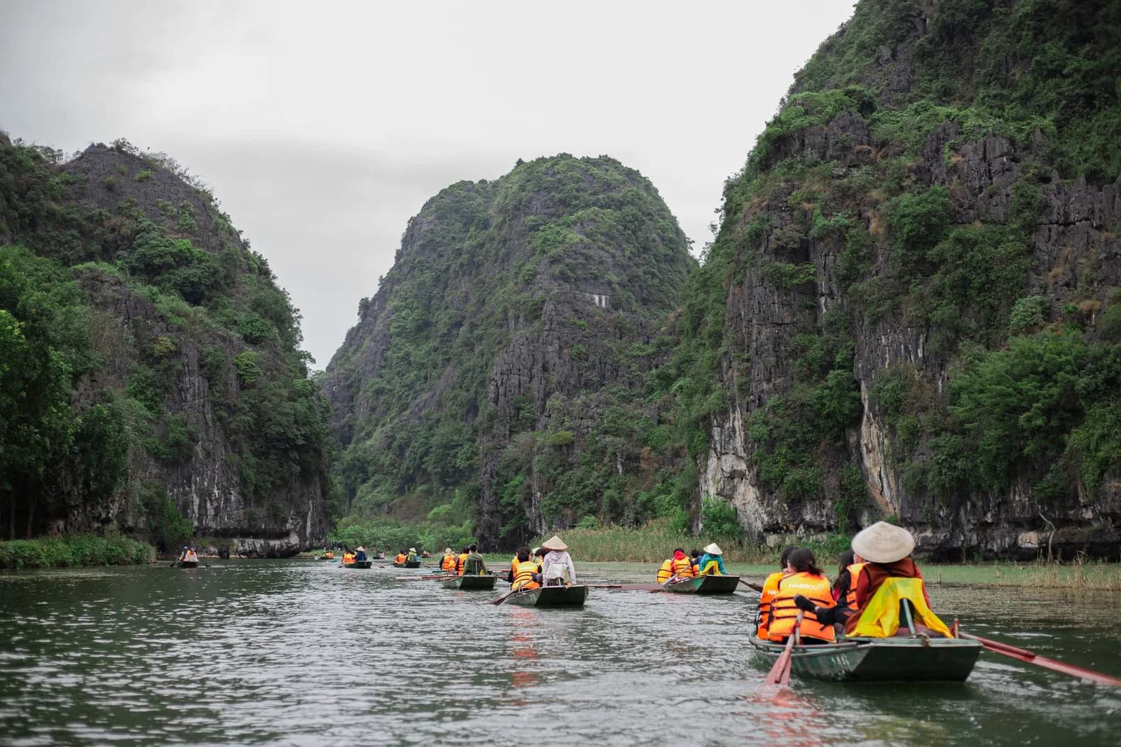 So sánh giày thể thao và sandal khi tham quan Tràng An vào mùa hè