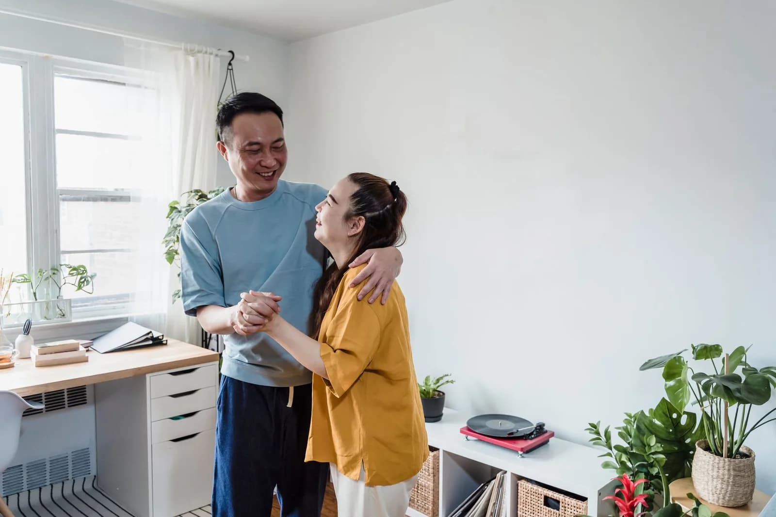 Vì sao cảm giác quen thuộc trong tình yêu dễ bị nhầm với hết yêu