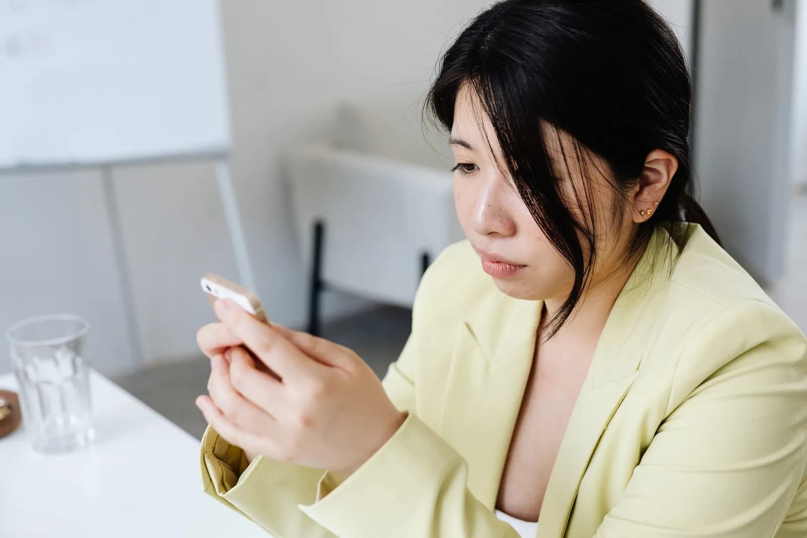 Cách ngừng kiểm tra tin nhắn khi tâm trạng phụ thuộc vào phản hồi của một người