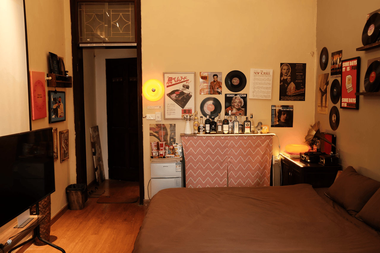 301 Vinyl Room - 3