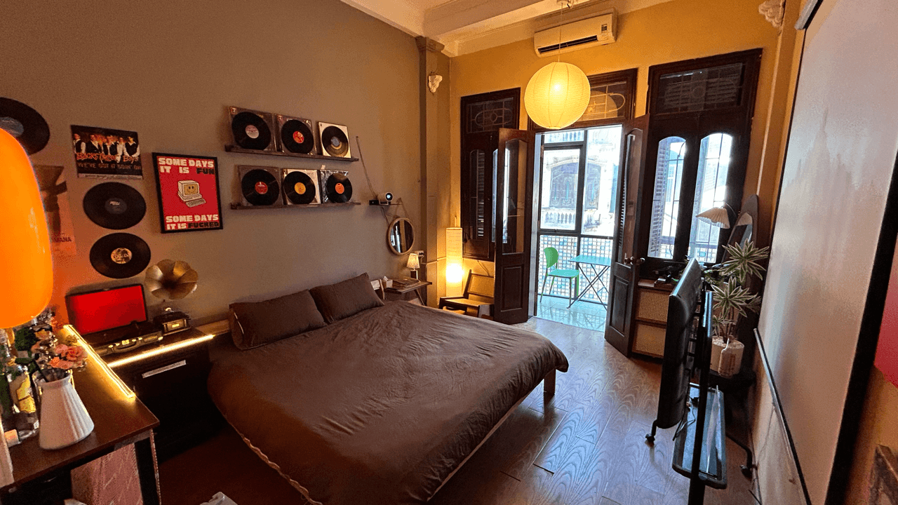 301 Vinyl Room