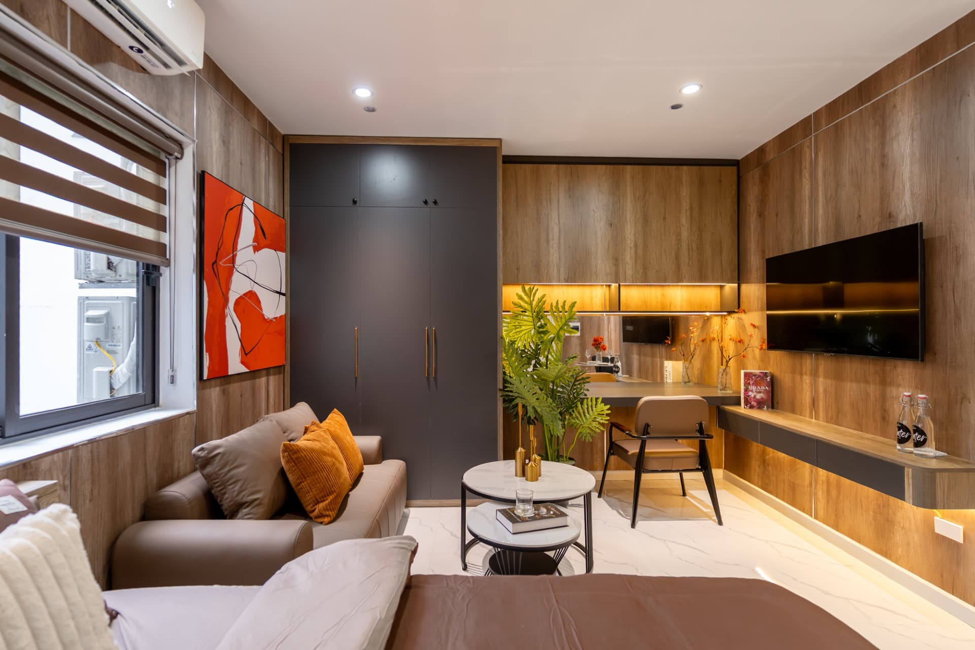 Red Room 502DVH - 26