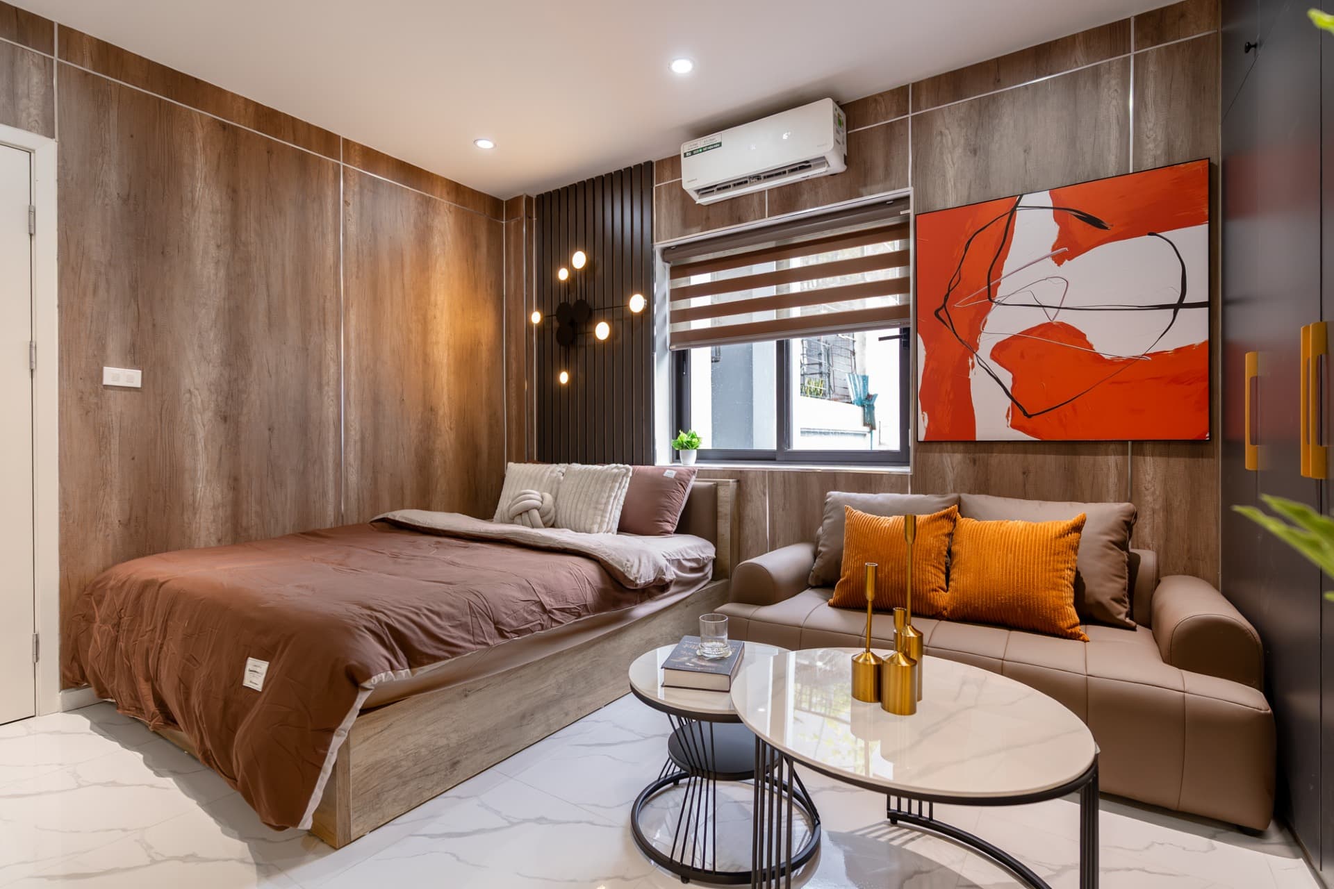 Red Room 502DVH - 46